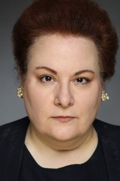 Donna Pieroni interpreta Lydia