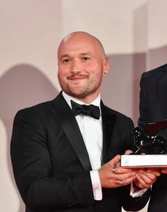 Adam Butterfield interpreta Caterer