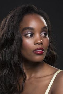Caroline Muthoni Muita interpreta Receptionist
