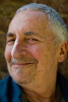 Corey Fischer interpreta Mr. Elliot