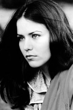 Koo Stark interpreta Bridesmaid (uncredited)