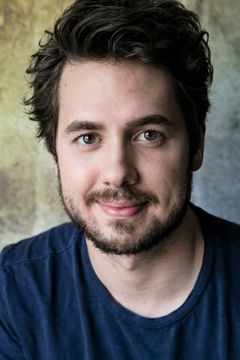 Caleb Mercer interpreta Greg