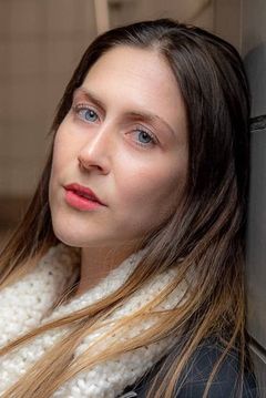 Erica Leigh Boseski interpreta Female Orchestra Member