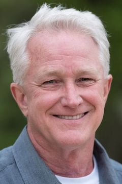 Mike Gassaway interpreta Dr. Byrd