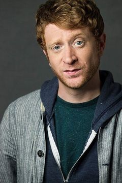 Kevin Miller interpreta Josh Nelson