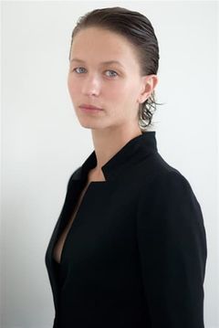 Delphine Chuillot interpreta Young Bower's Mother