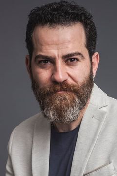 Burak Demir interpreta Okan