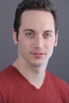 Michael Zuccola interpreta Tommy