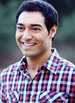 Amol Shah interpreta Dr. Rhodes