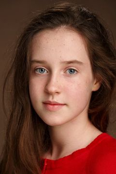Olivia McKevitt interpreta Clare Merrett