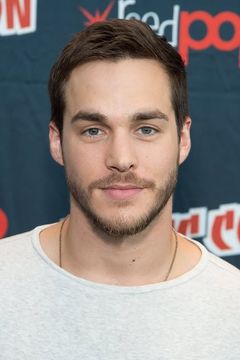 Chris Wood interpreta Dwayne