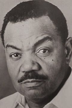 Roy Glenn interpreta Guard