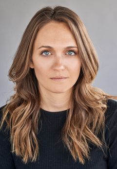 Sally Collett interpreta Becky