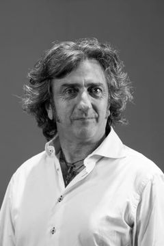 Alfredo Colina interpreta Mario