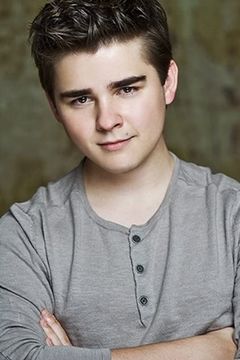 Dylan Everett interpreta Sam