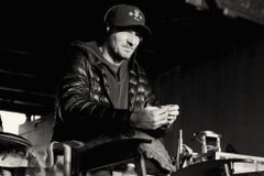 Phil Hay interpreta Soldier