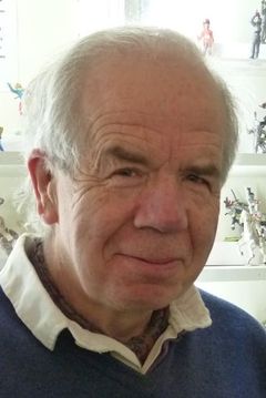 Tim Barker interpreta Vicar