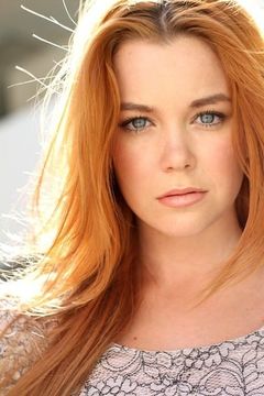 Ashley Hayes interpreta Raver Girl