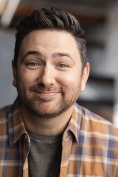 Ryan Everett interpreta Greenroom Reporter