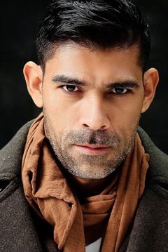 Tony Guerrero interpreta Capt. Jacobs