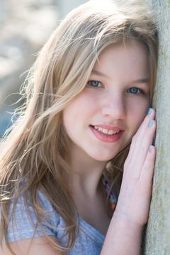 Lindsay MacDonald interpreta Girl at Mall