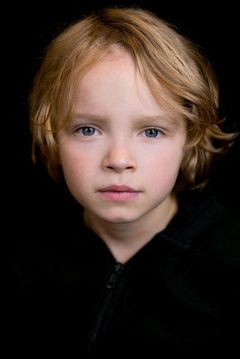 Artie Wilkinson-Hunt interpreta Young Prince Adam