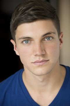 Chris Massoglia interpreta Dane Thompson