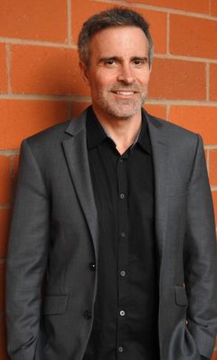 Trevor Coppola interpreta Restaurant Patron (uncredited)