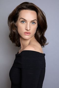 Charlotte Peters interpreta Ana