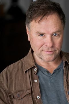 Alan Lilly interpreta Prisoner in Sports Jacket