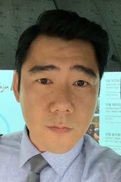 Kim Dong-yong interpreta Customer