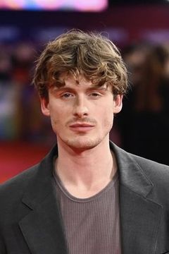 Giles Surridge interpreta Sven