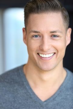 Brandon Henschel interpreta Dancer