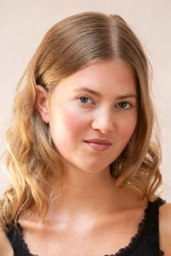 Nina Barnett interpreta Charlotte