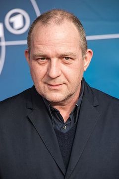 Uwe Preuss interpreta Clubbesitzer
