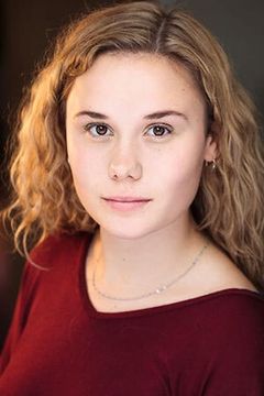 Molly Jackson-Shaw interpreta Miss Hartigan