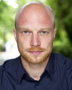 Harry Attwell interpreta Nobleman