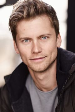 Tim Phillipps interpreta Sean Herman / Prince Thomas