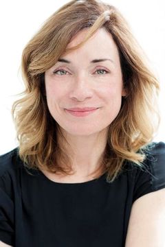 Julie Beauchemin interpreta (uncredited)