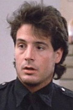 Kent MacLachlan interpreta Young Officer