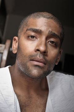 Alexander Karim interpreta Detainee on Monitor