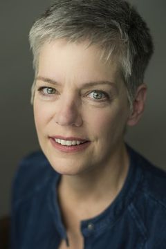 Kristin Shepherd interpreta Elena