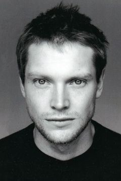 Simon Woods interpreta Edward Vanderman