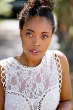 Tadasay Young interpreta Dr. Lillian