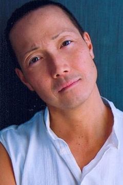 Glenn Bang interpreta Yang