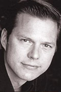 Tim Flavin interpreta Newscaster