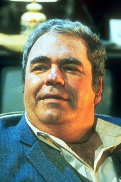 Hoyt Axton interpreta Father Levesque