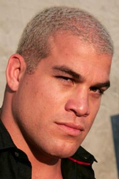 Tito Ortiz interpreta Det. Pierce