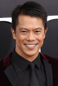 Byron Mann interpreta Black Crow