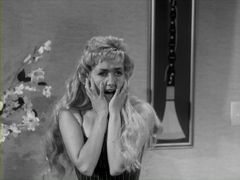 Judy Howard interpreta Joanie (uncredited)
